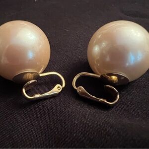 Large faux pearl vintage clip on earrings. No markings excellent condition